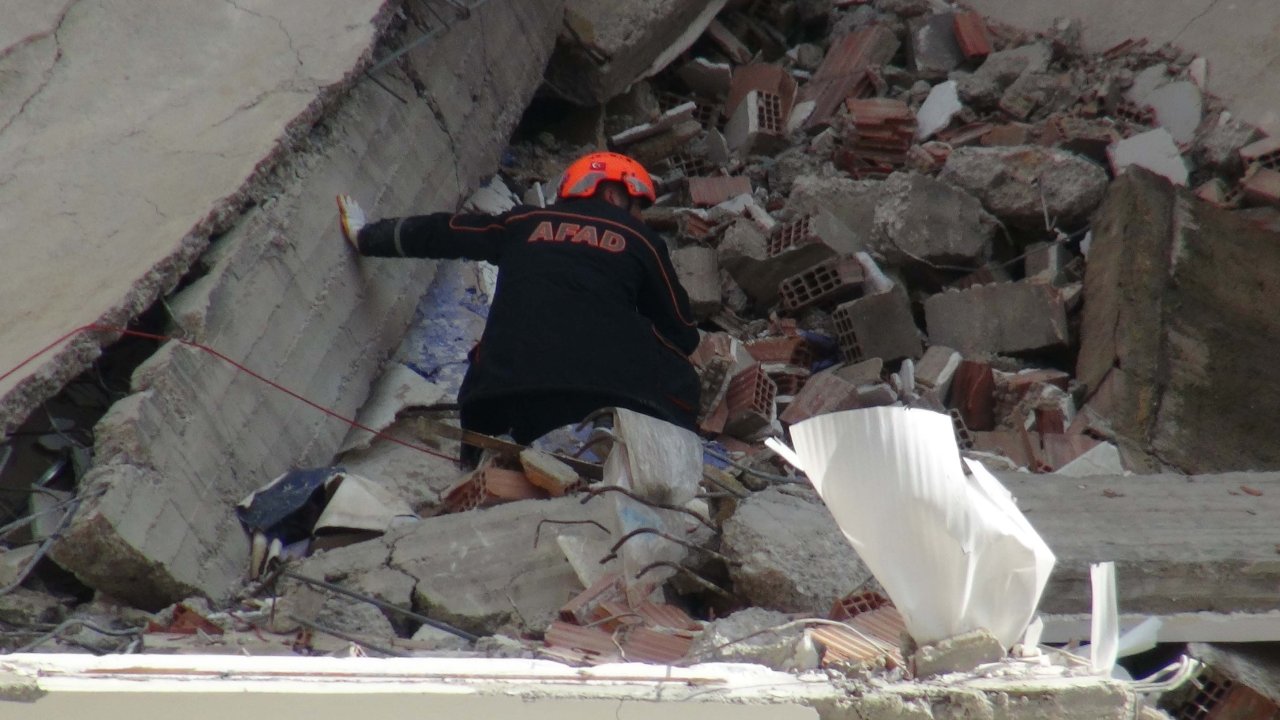 Kilis'te Depremde Ağır Hasar Gören 6 Katlı Bina Çöktü (2)