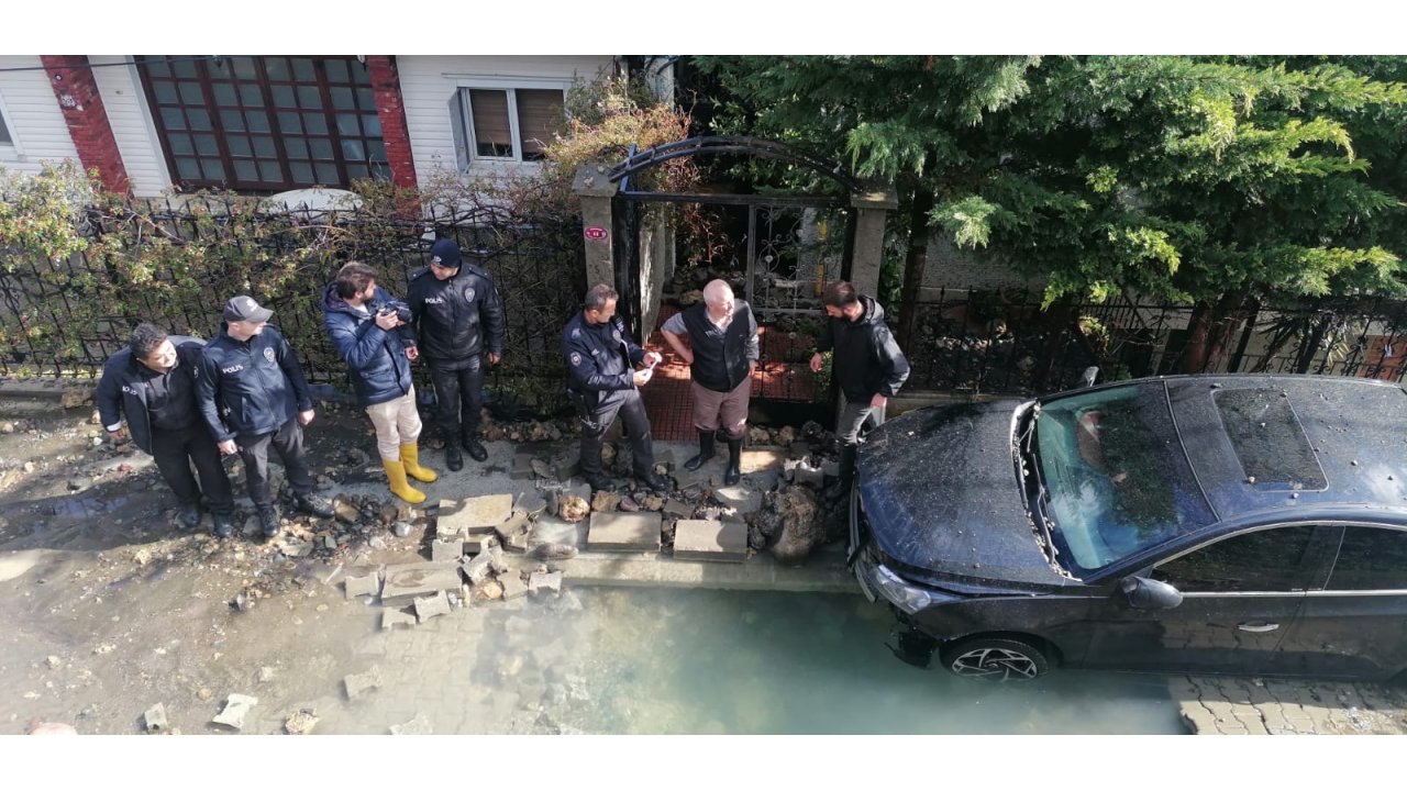 Trabzon'da İsale Hattı Patladı; Ev Su Doldu, Araçlar Hasar Gördü