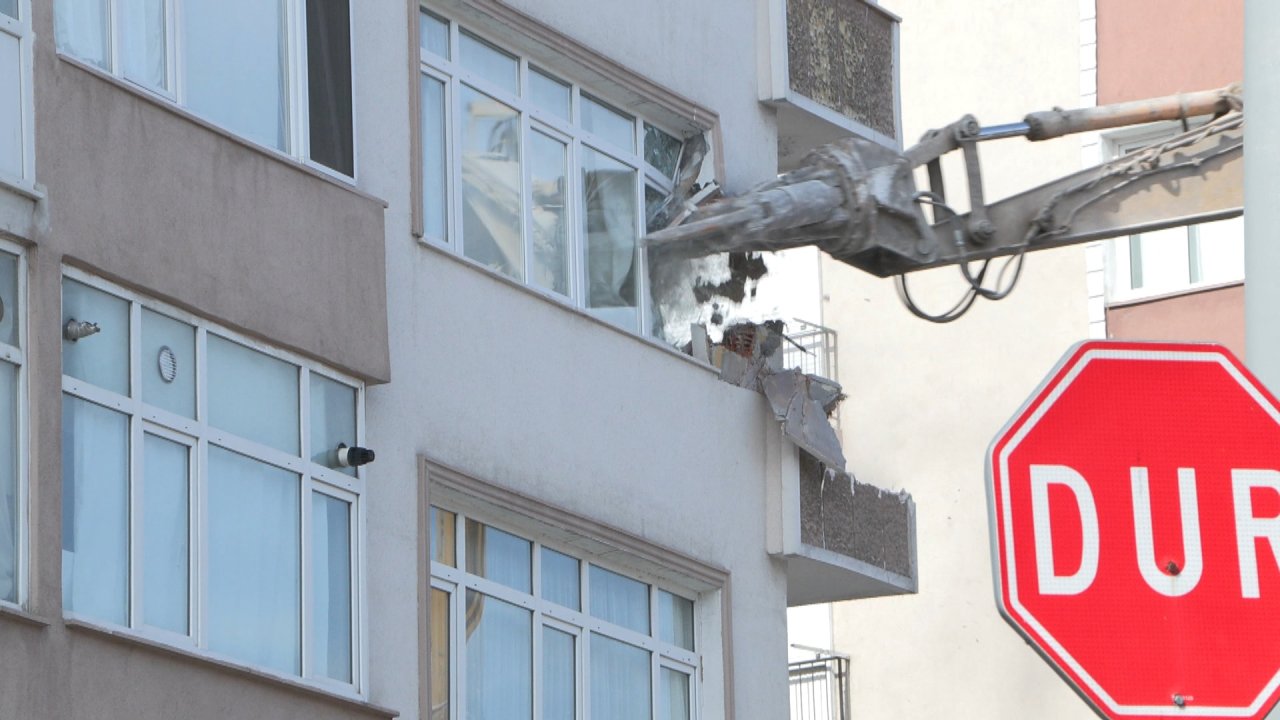 Bahçelievler'de Kolonları Patlayan Binanın Yıkımı Devam Ediyor