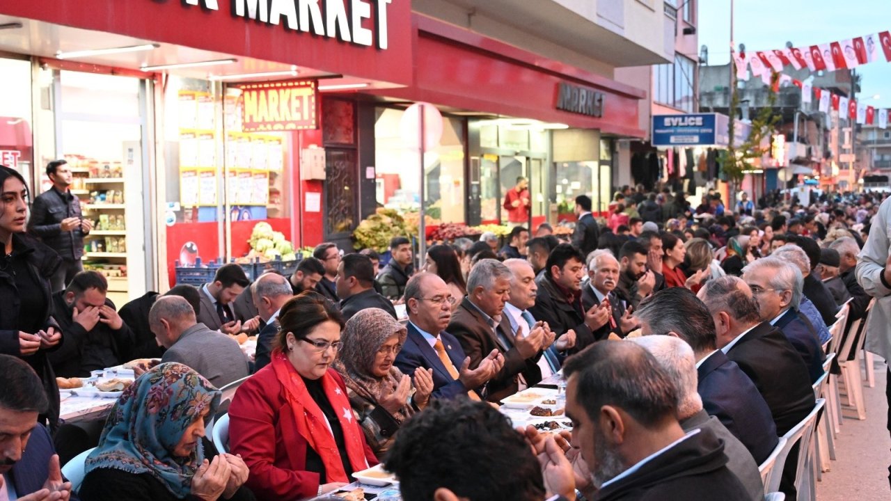 15 Bin Kişi, Geleneksel Andırın Caddesi Büyük İftarı'nda Oruç Açtı