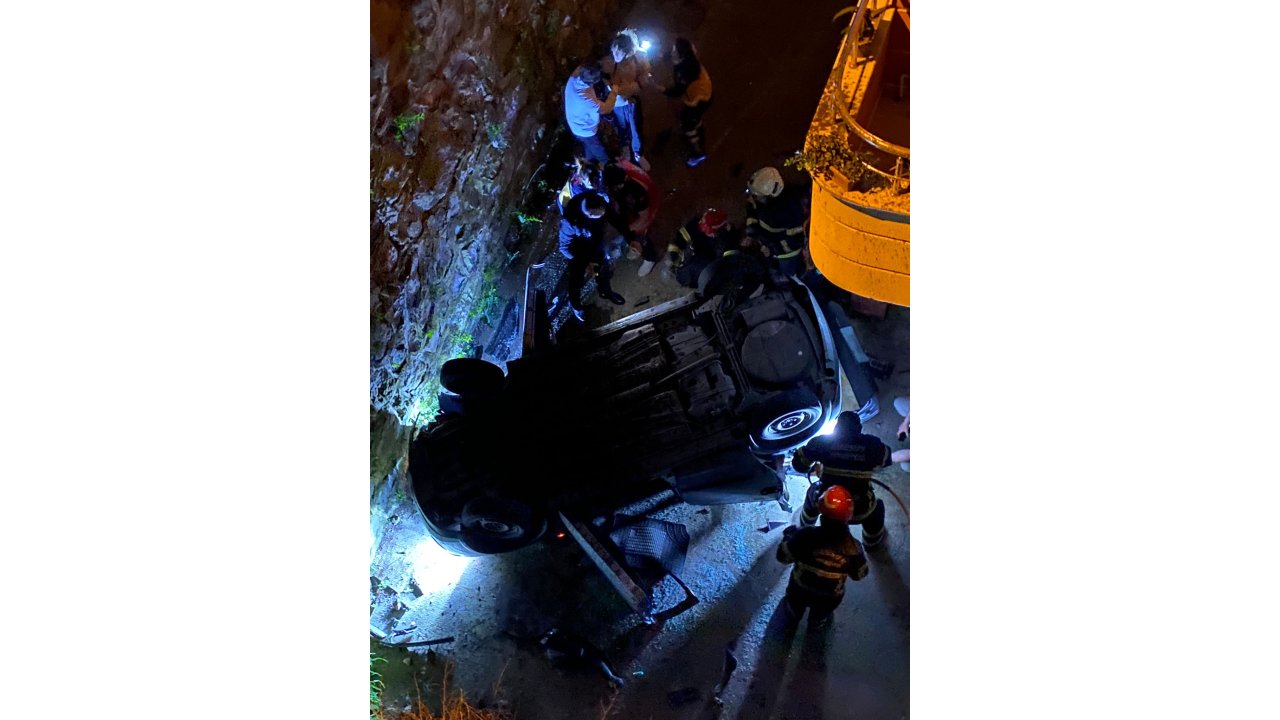 Giresun'da, 15 Metreden Apartman Boşluğuna Düşen Otomobildeki 3 Kişi Yaralandı