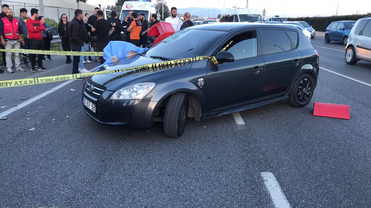 İzmir'de, Otomobille Çarpışan Motosikletli Kurye Öldü