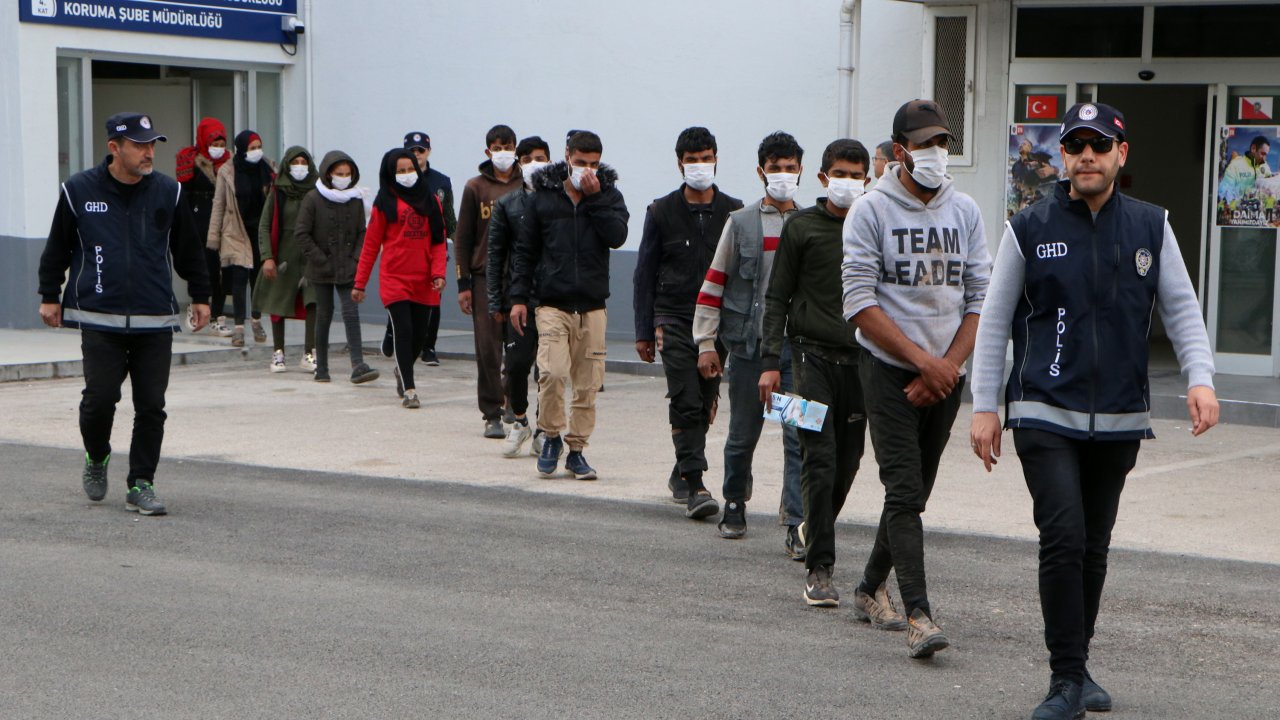 Göçmen Kaçakçıları: Yolda Görüp Minibüse Aldık