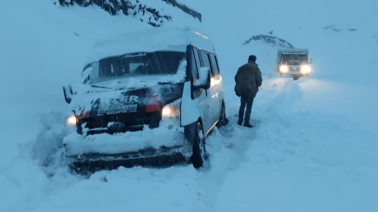 Van'da Kapanan Yollar Açıldı, Kara Saplanan 3 Minibüs Kurtarıldı
