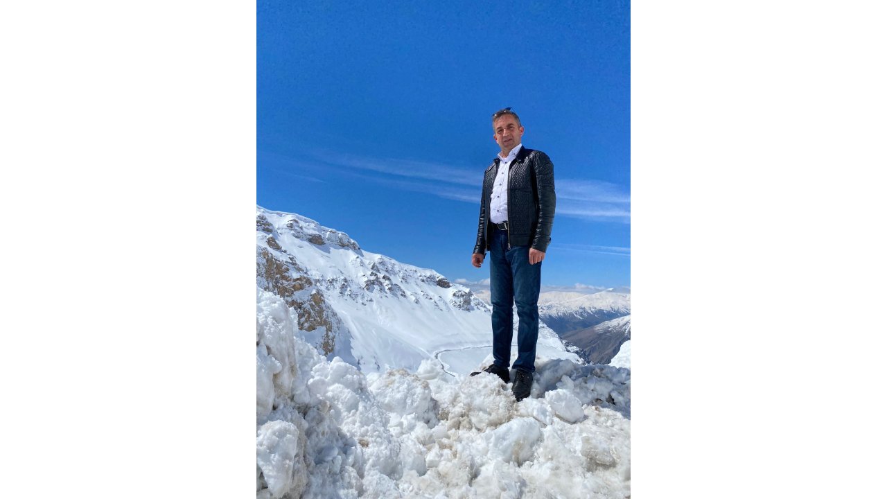 Van'da Kapanan Yollar Açıldı, Kara Saplanan 3 Minibüs Kurtarıldı (2)