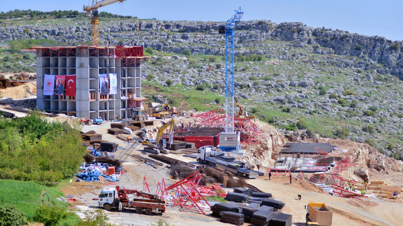 Altınözü’ndeki 364 Deprem Konutunun İnşası Eylülde Tamamlanacak