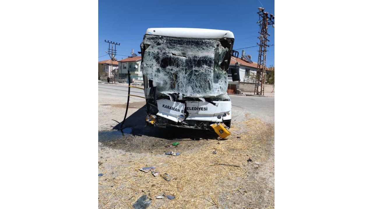 Belediye Otobüsü İle Kamyon Çarpıştı: 7 Yaralı