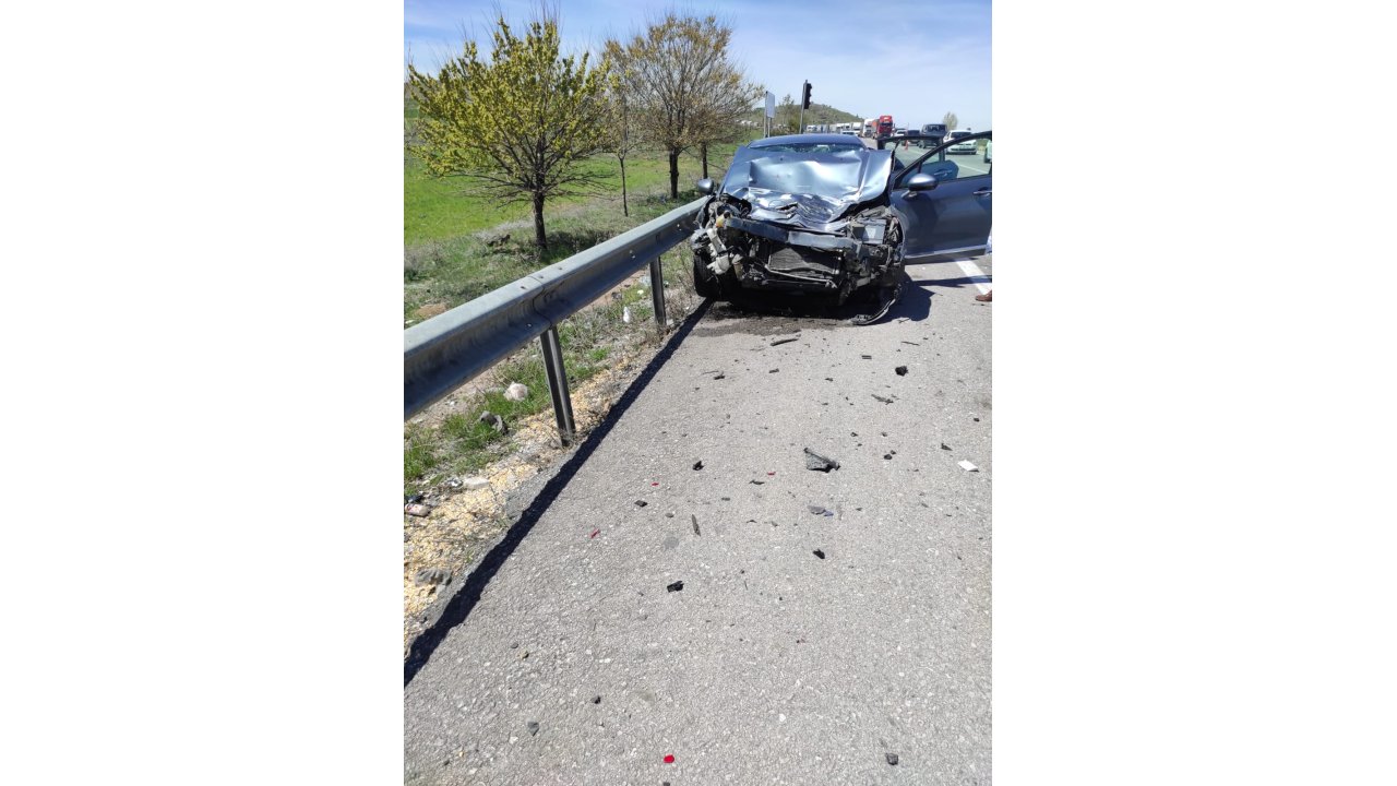 Aynı Yöne Giden Otomobiller Çarpıştı: 1 Ölü, 6 Yaralı