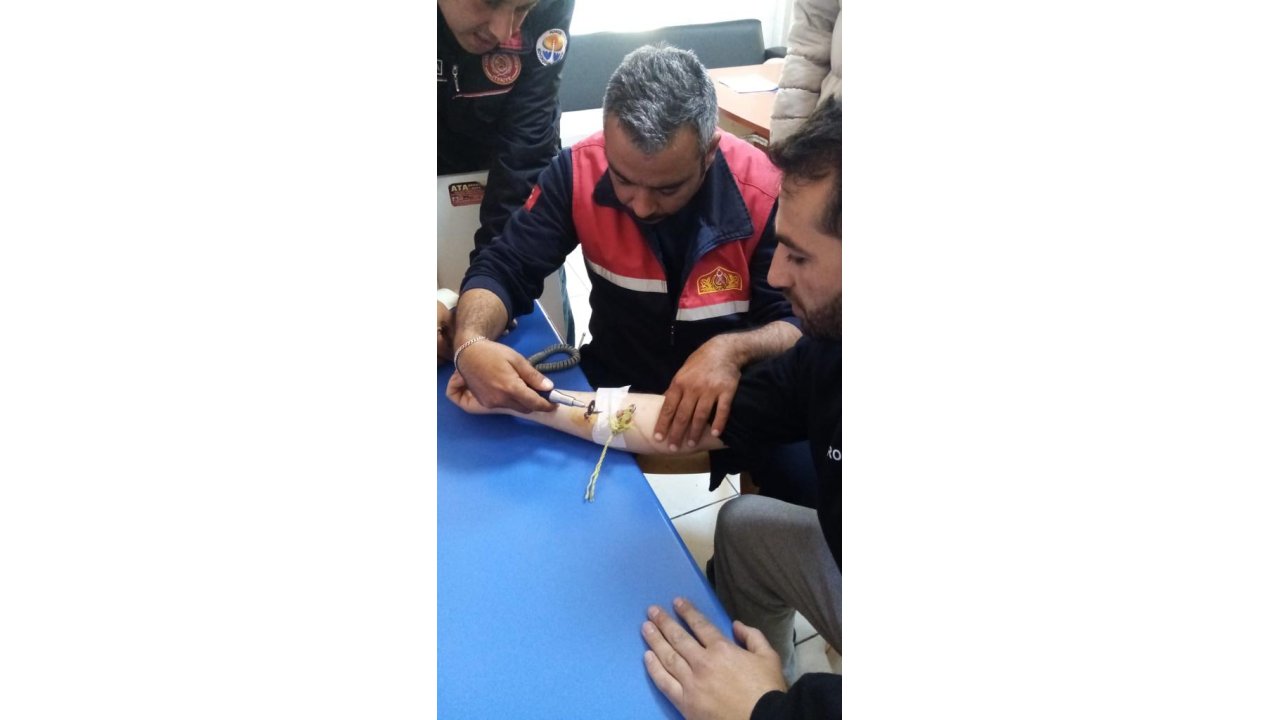 Balık Tutarken Koluna Batan Oltanın Kancasını İtfaiyeciler Kesti