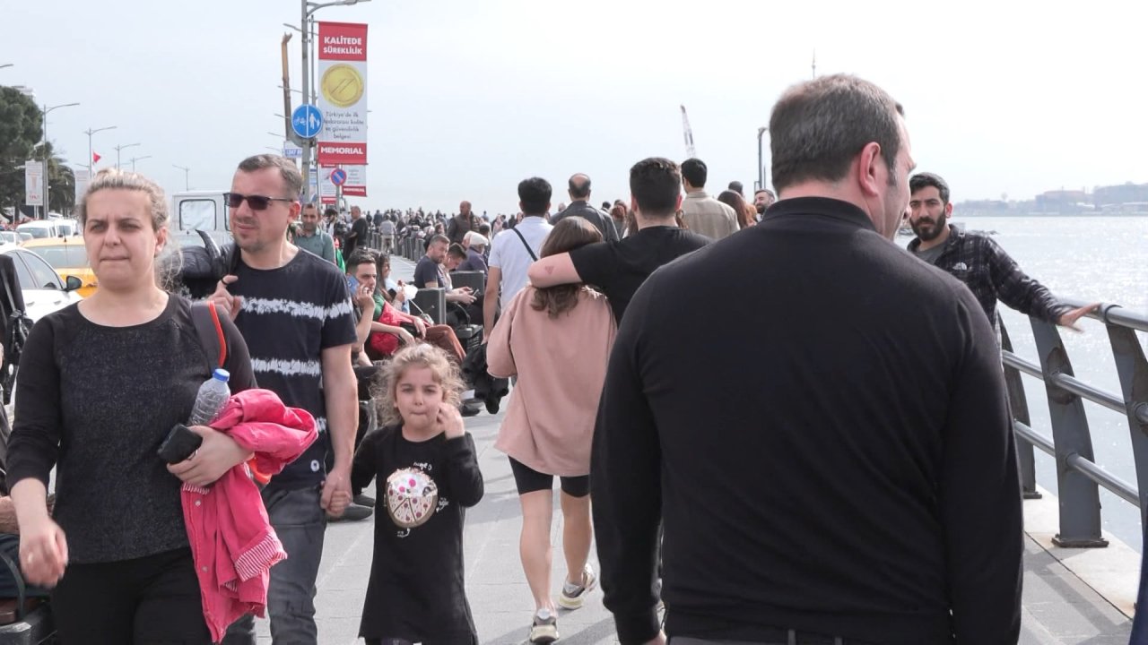 İstanbul'da Sıcak Havayı Fırsat Bilen Sahile Akın Etti