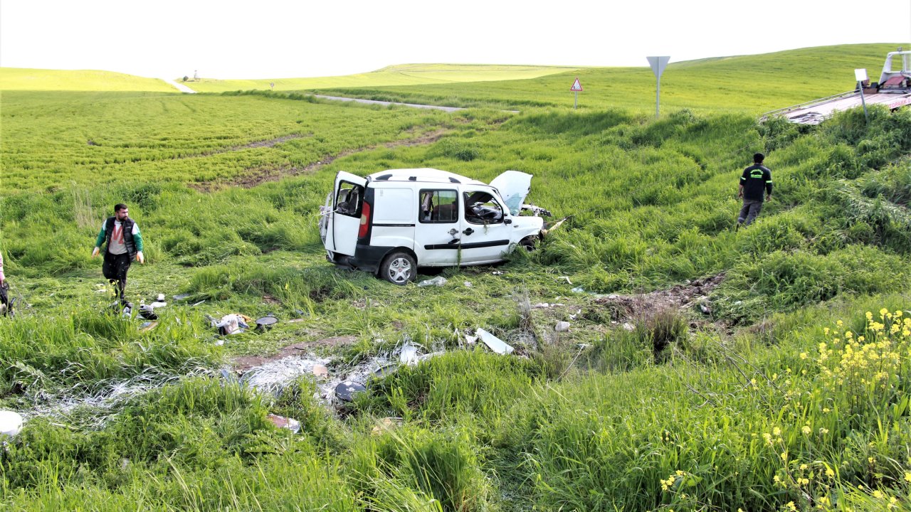 Diyarbakır'da Hafif Ticari Araç Şarampole Yuvarlandı: 4 Yaralı