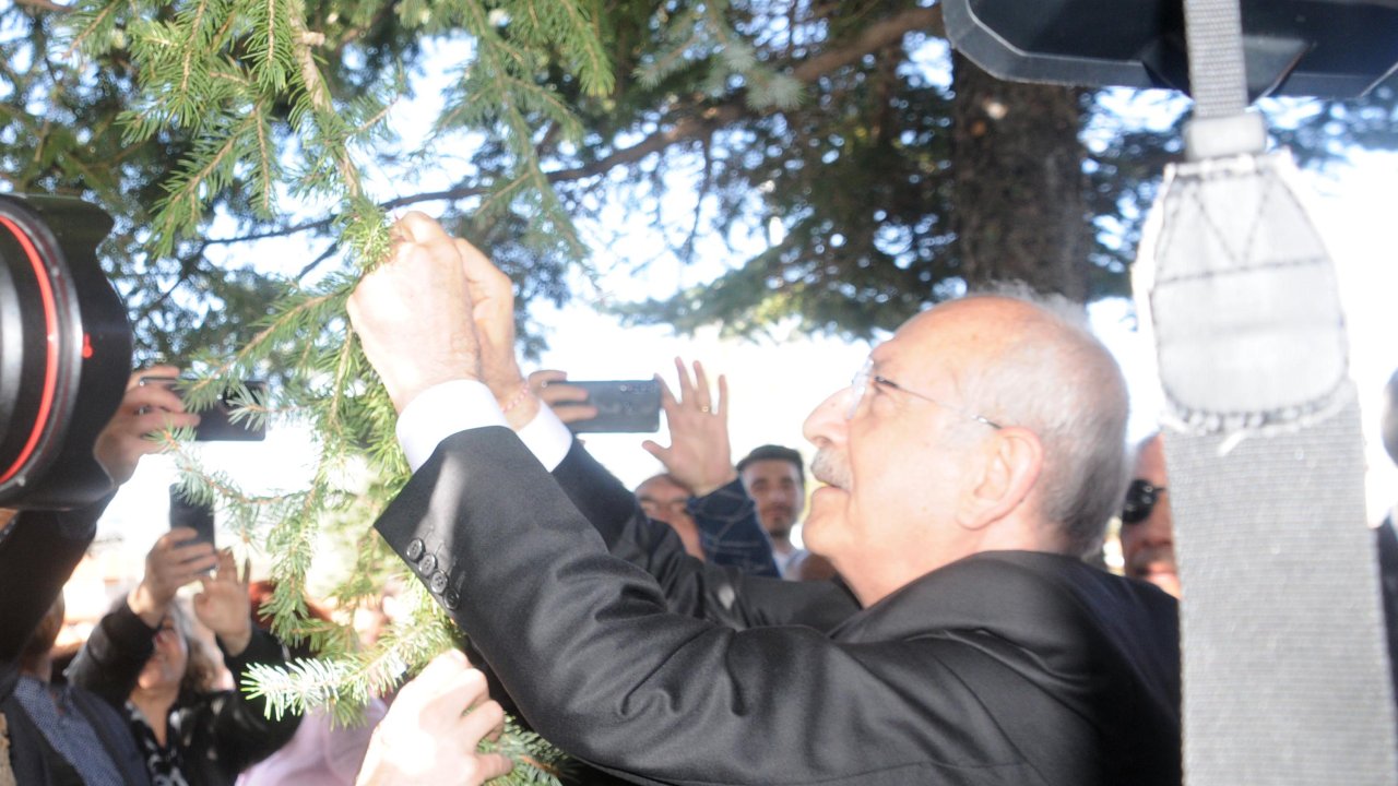 Kılıçdaroğlu, Marteniçkayı Bulgaristan'da Öldürülen Türkan Bebeğin Anıtının Ağacına Astı