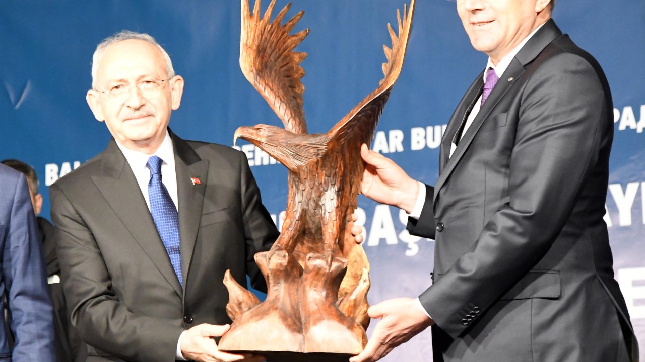 Kılıçdaroğlu, Marteniçkayı Bulgaristan'da Öldürülen Türkan Bebeğin Anıtının Ağacına Astı (2)