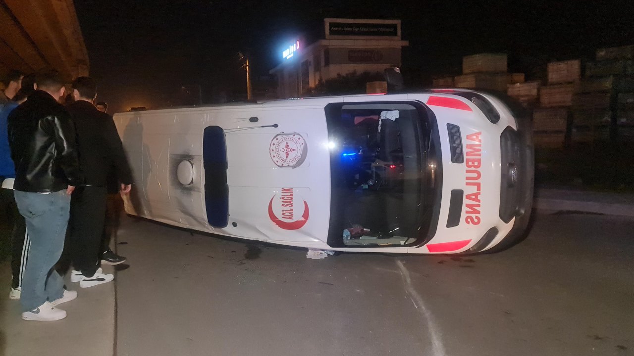 İzmit'te Özel Halk Otobüsüyle Çarpışan Ambulans Devrildi: 3 Yaralı
