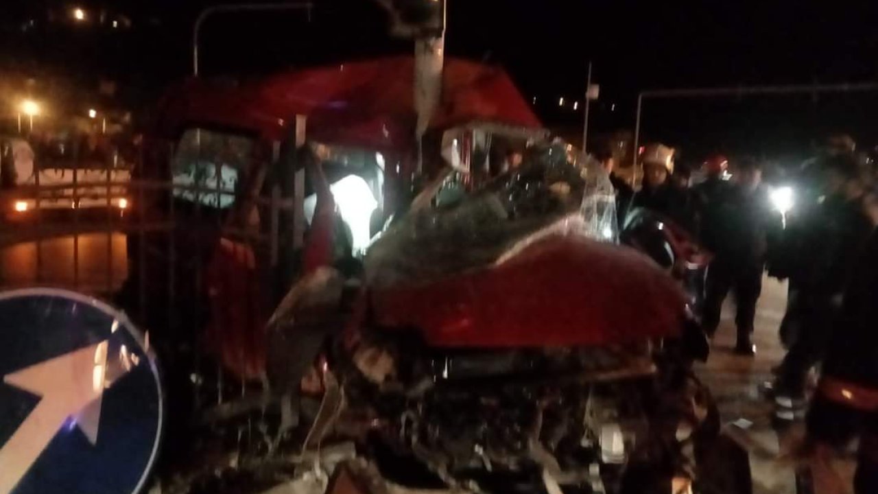 Direğe Çarpan Hafif Ticari Aracın 18 Yaşındaki Sürücüsü Öldü