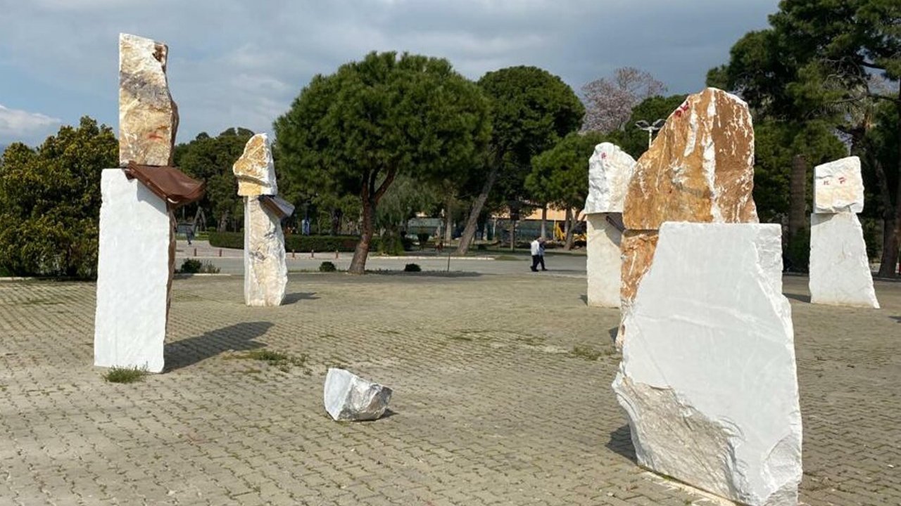 İzmir'deki 'gavur Mahallesi' Sergisi Vandalların Hedefi Oldu