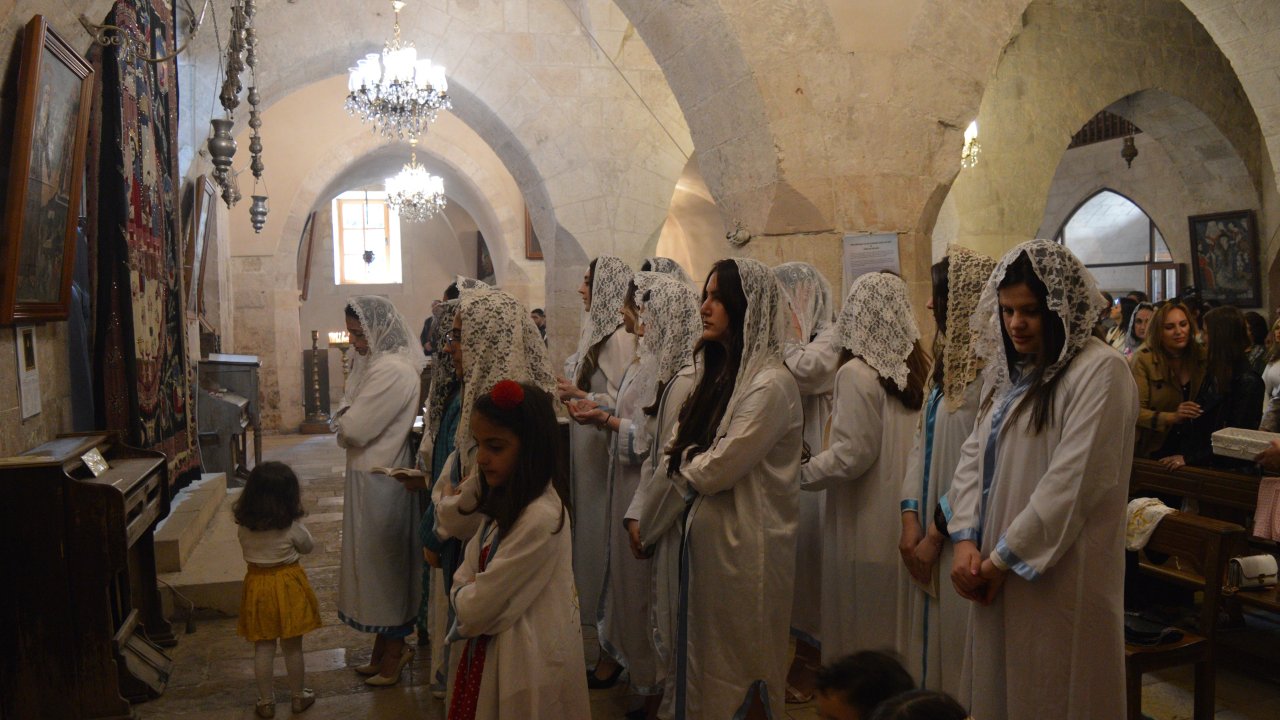 Mardin'de Tarihi 2 Kilisede 'paskalya' Ayini