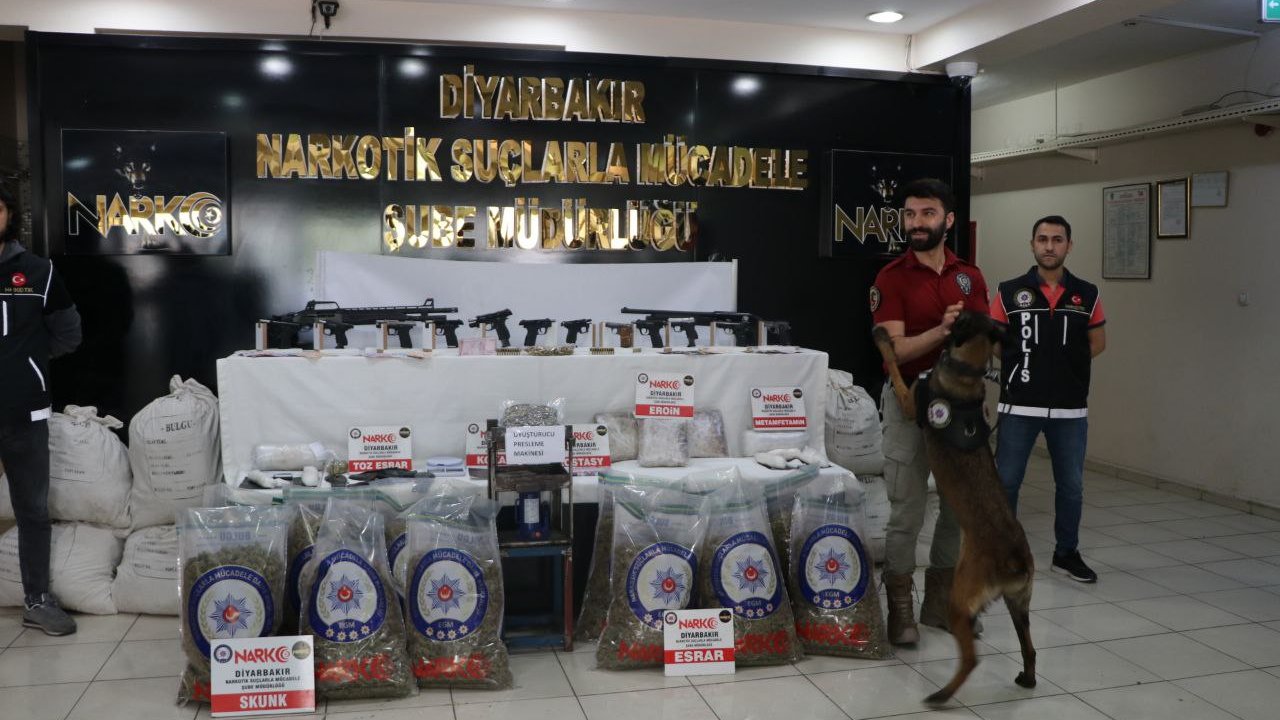 50'nci 'kökünü Kurutma Operasyonu'nda Ele Geçen Uyuşturucu İle Silahlar Sergilendi