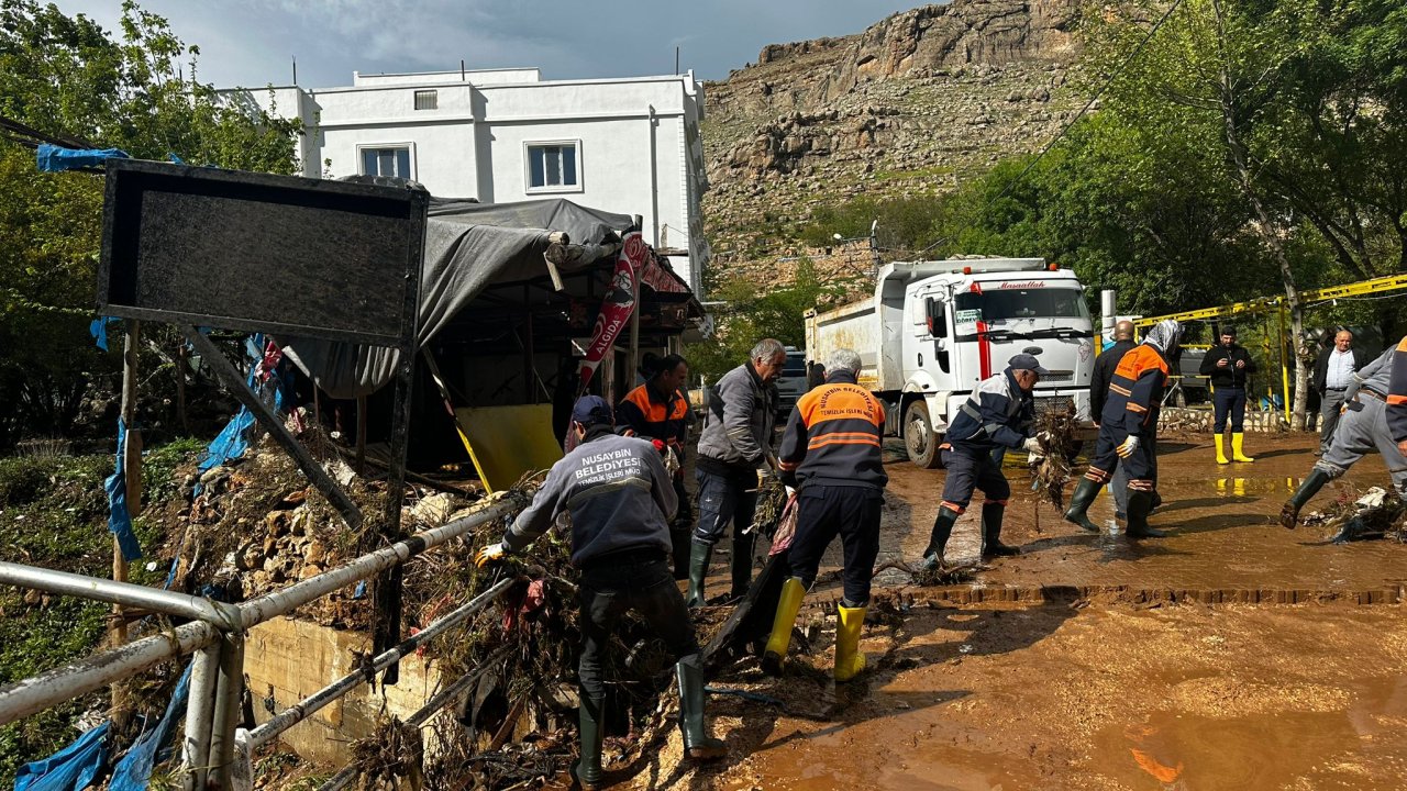 Su Altında Kalan Beyazsu Mesire Alanı'nda Temizlik Çalışması Sürüyor