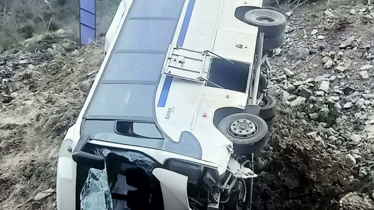 Manisa'da Maden İşçilerini Taşıyan Servis Minibüsü Devrildi: 6 Yaralı