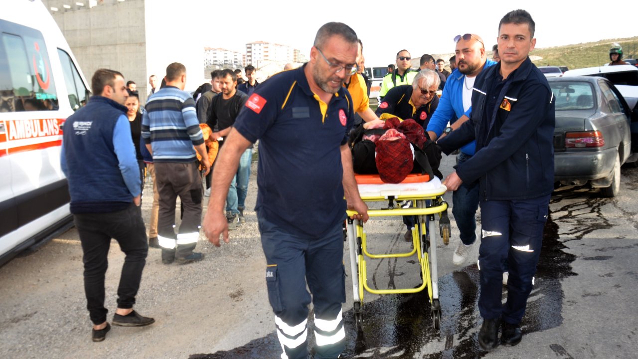 Karaman'da İki  Otomobil  Çarpıştı: 2'si Çocuk 5 Yaralı