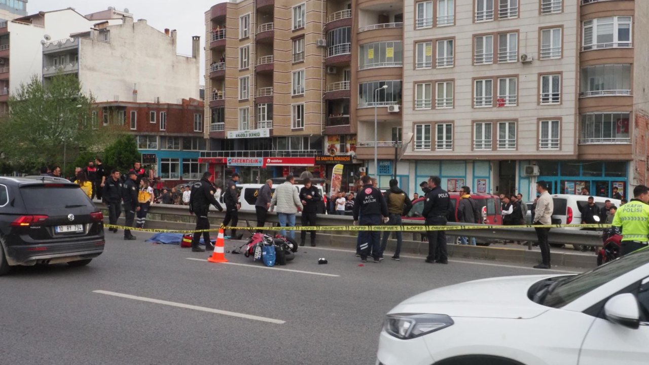 Balıkesir'de Motosiklet Otomobile Çarptı: 1 Ölü, 1 Yaralı