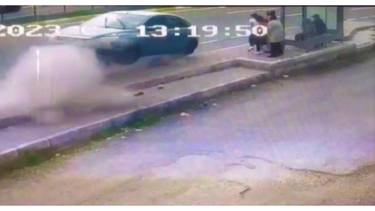 Balıkesir'de Otomobil Durağa Girdi 6 Kişi Yaralandı; O Anlara Kamerada