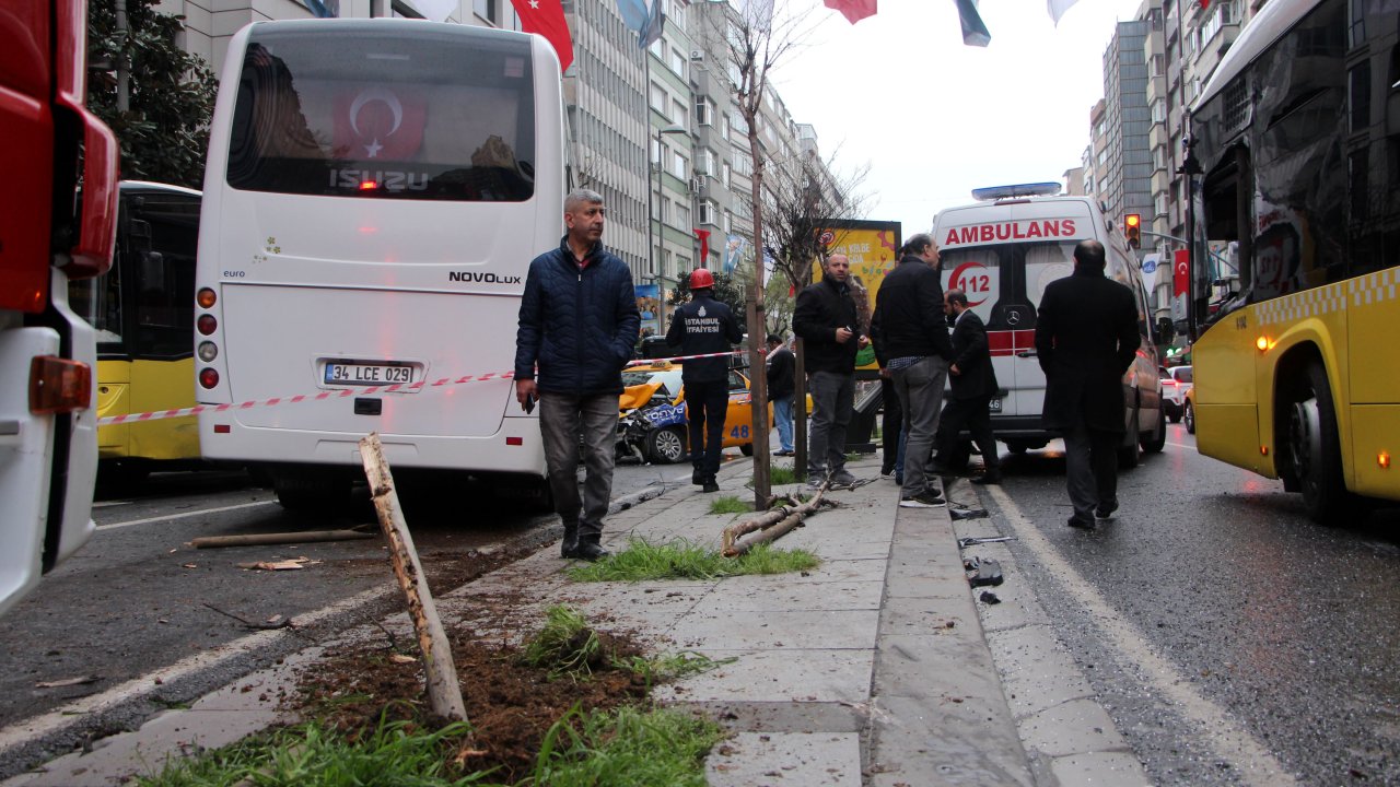 Şişli'de Servis Minibüsü Önce İki İett Otobüsüne Ardından Taksiye Çarptı