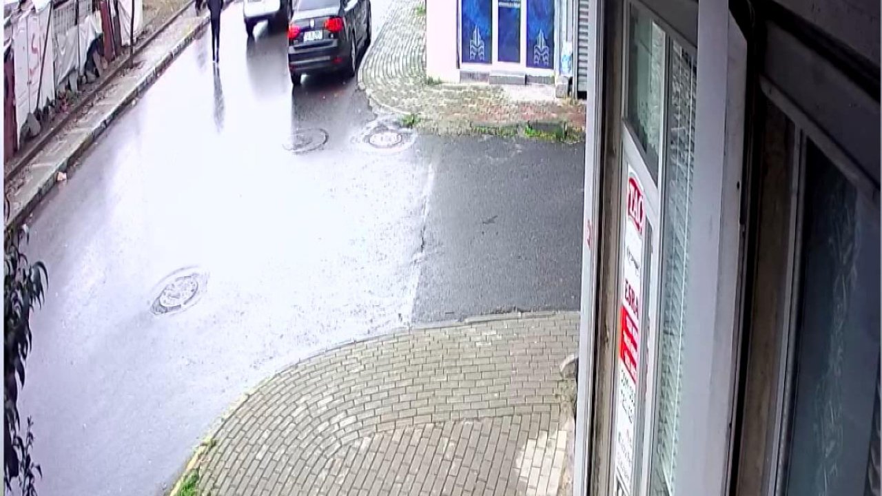 Avcılar'da Arkasından Yanaştı, Cebindeki Telefonu Alıp Kaçtı