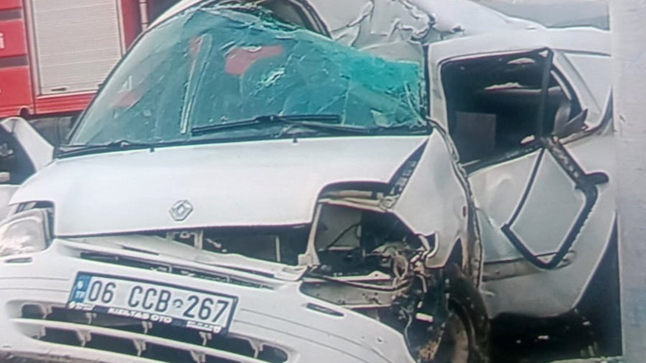 Otomobil Direğe Çarptı: Şevval Ve Meryem Öldü