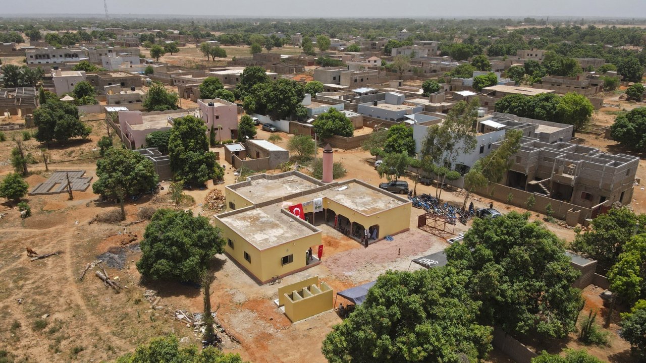 İhh, Mali’deki İhtiyaç Sahibi Çocuklara Bayramlık Dağıttı