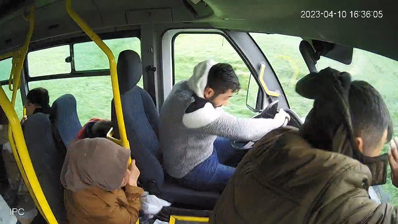 Sürücüsü Uyuyan Otobüs Tarlaya Uçtu: 4 Yaralı; Kaza Anı Kamerada