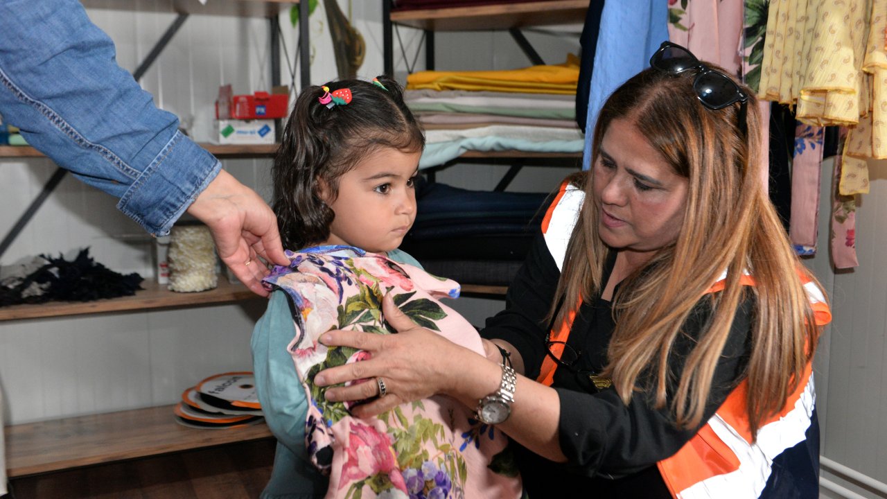 Kendileri Gibi Depremzede Kadın Ve Çocuklar İçin Bayramlık Kıyafet Diktiler