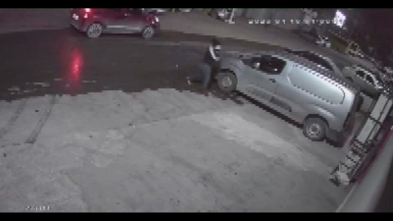 Esenyurt'ta Çaldıkları Araçla Başka Bir Araç Çalan Şüpheliler Kamerada