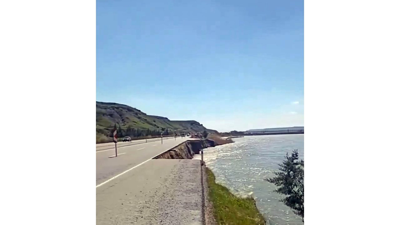 Batman’da Baraj Suyu Yükselince; Karayolunun 300 Metrelik Bölümü Çöktü