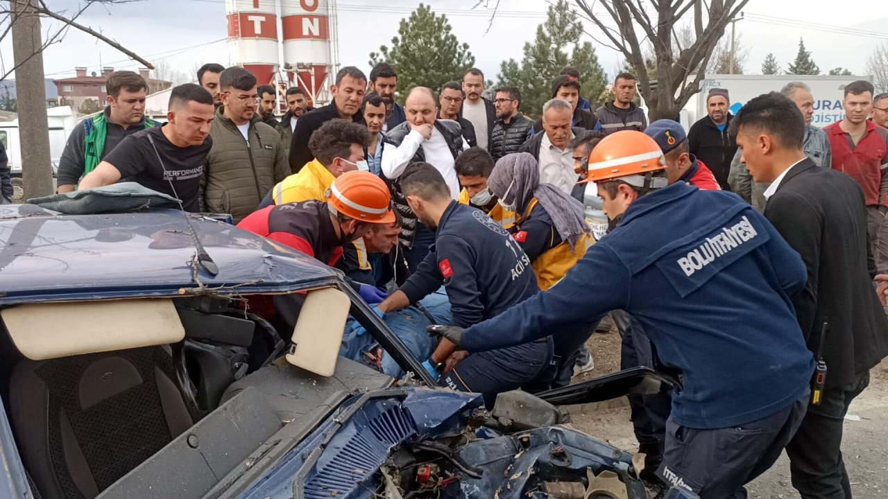 Otomobille Çarpıştıktan Sonra Ağaca Çarptı: 1 Ölü, 1 Yaralı