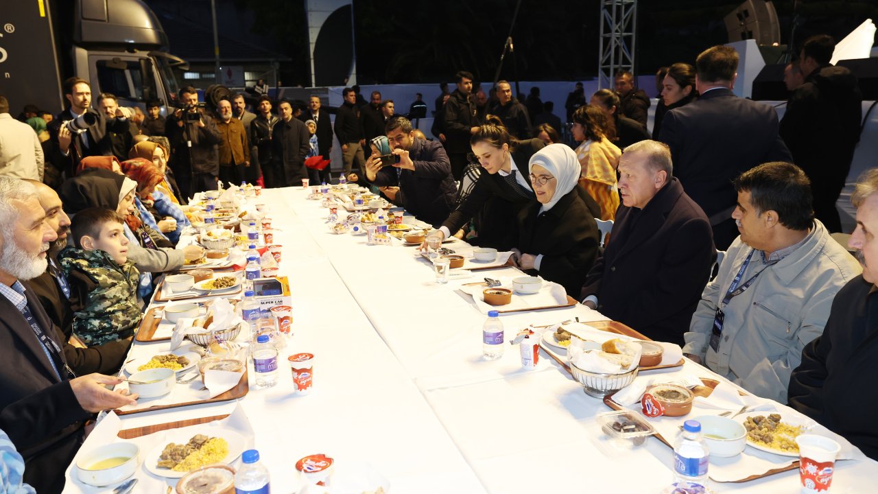 Cumhurbaşkanı Erdoğan: 650 Bin Konutu Teslim Edinceye Kadar Bölgeden Ayrılmayacağız