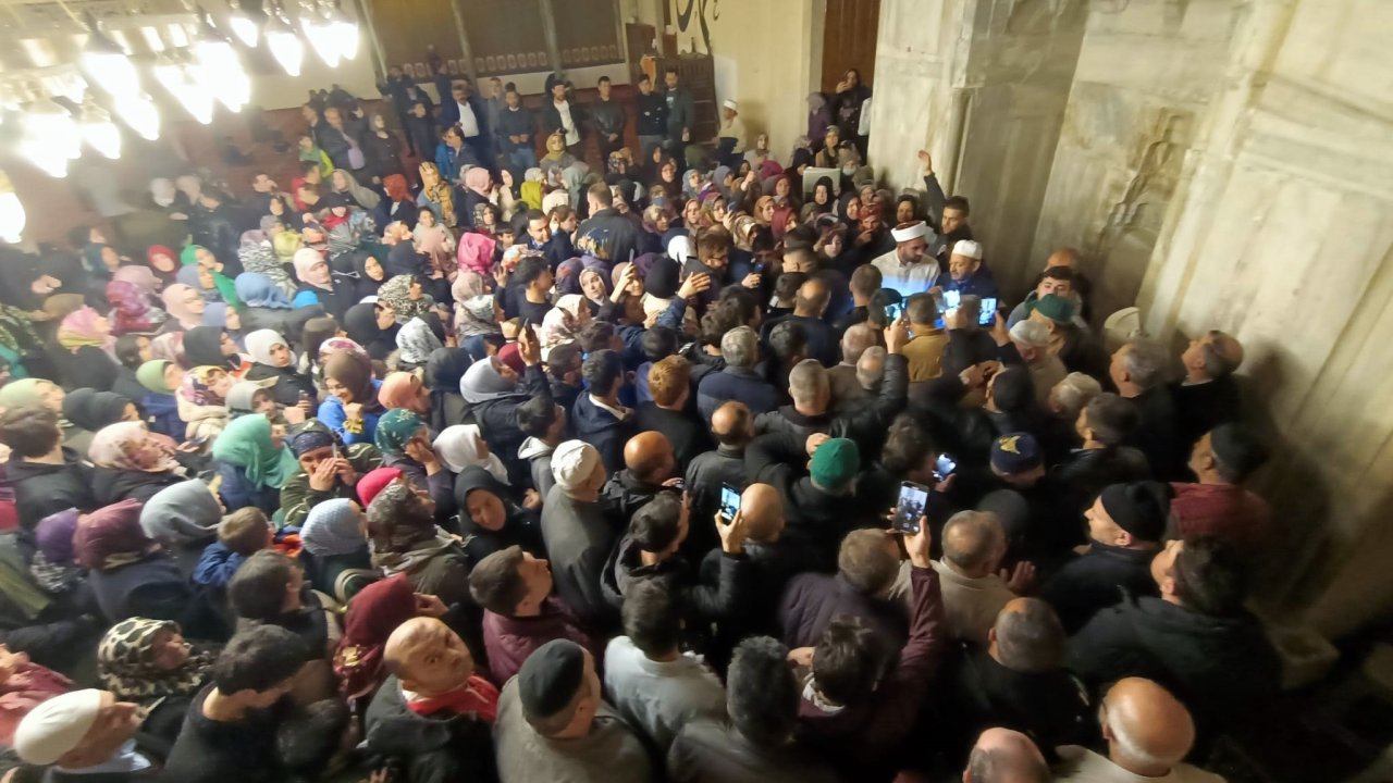 Edirne'de Sakal-ı Şerif'i Görmek İçin Vatandaşlar Eski Cami'ye Akın Etti