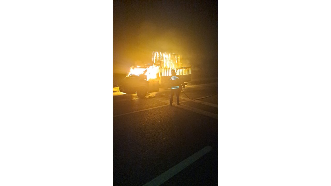 Motor Kısmından Alev Alan Kamyonet Yandı:1 Yaralı