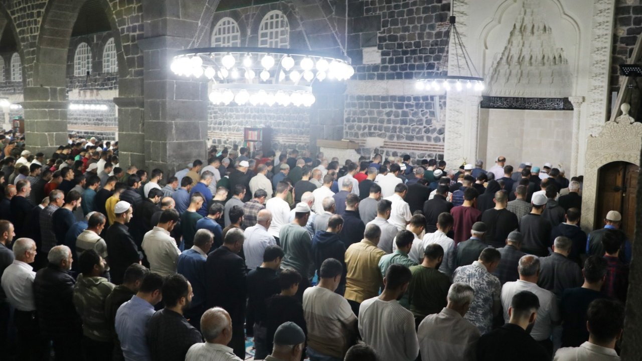 Diyarbakır’da Tarihi Ulu Cami, Kadir Gecesi'nde Doldu Taştı