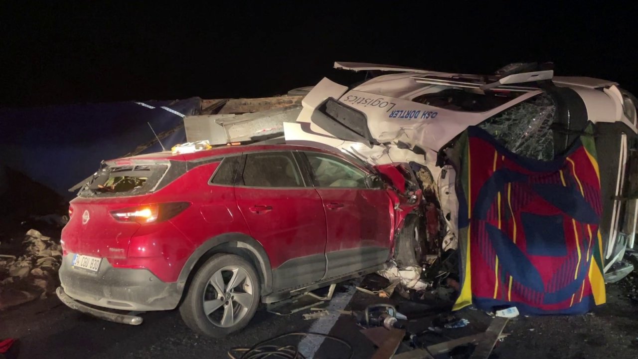 Karşı Şeride Geçip Devrilen Tır'a Cip Çarpıştı: 2 Ölü 4 Yaralı