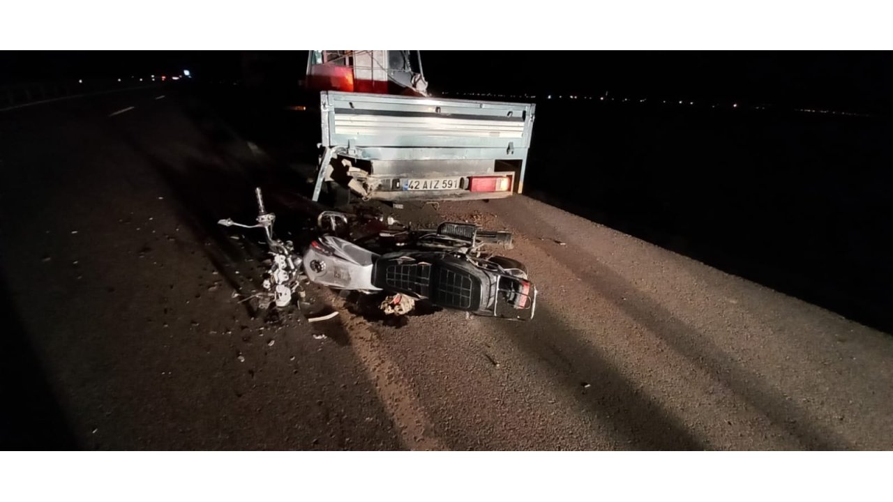 Emniyet Şeridindeki Kamyonete Çarpan Motosikletli Öldü