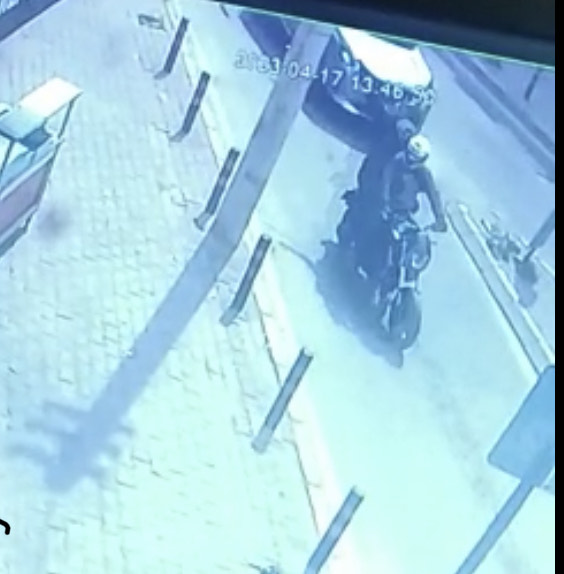 Motosikletli Maskeli Saldırganlar İşyerlerine Ateş Açtı: 3 Yaralı (2)