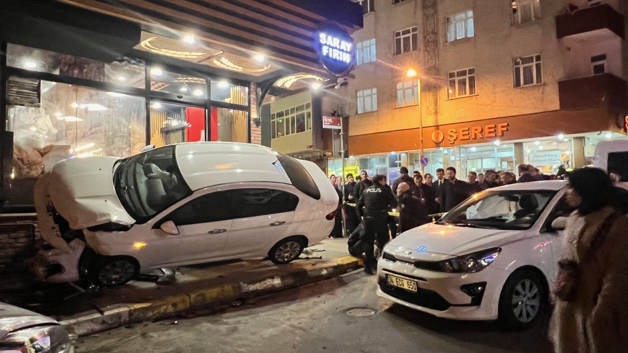Pendik’te Kaza Yapan Otomobil Fırına Çarparak Durabildi: 5 Yaralı