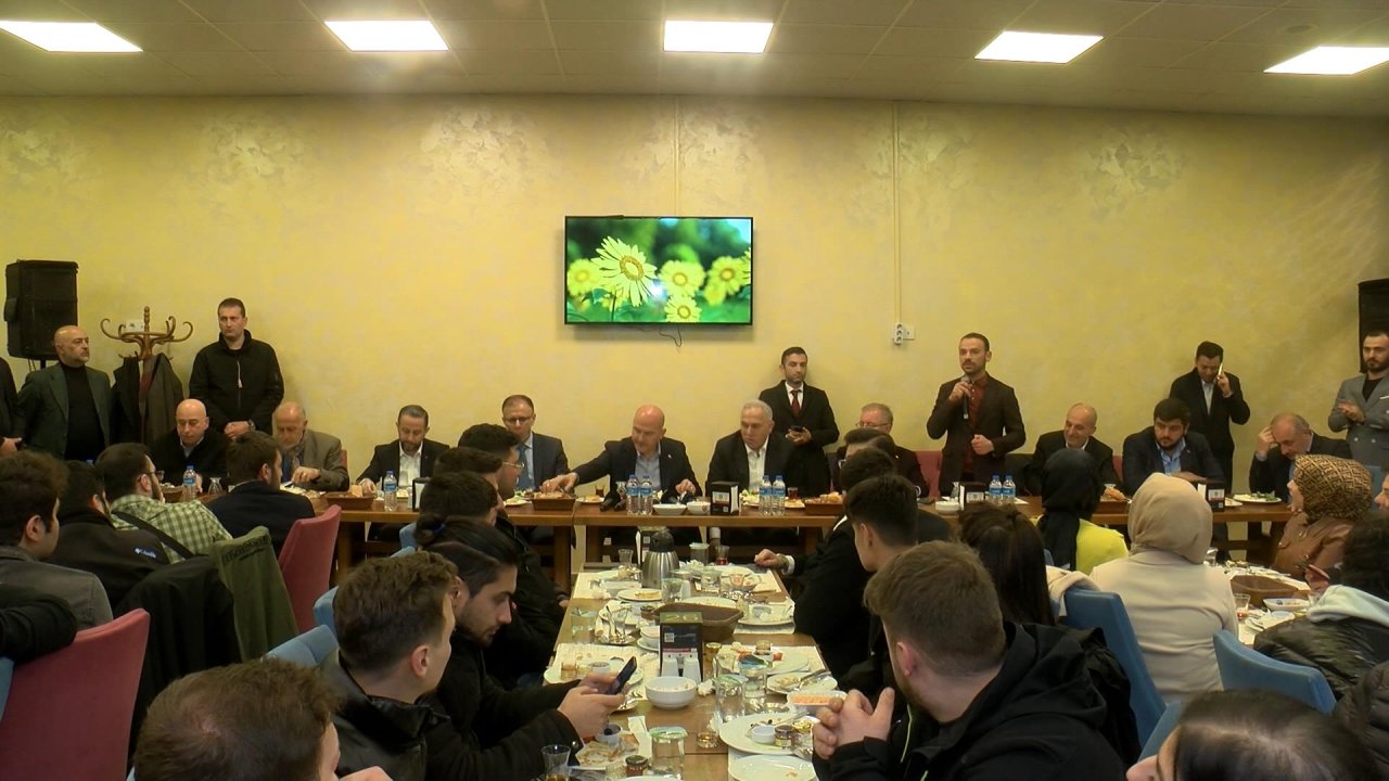 İçişleri Bakanı Soylu, Gençlerle Sahurda Buluştu