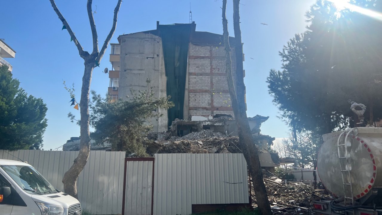 Kartal'da Yıkım Sırasında Bitişik Binadaki Dairenin Duvarı Delindi