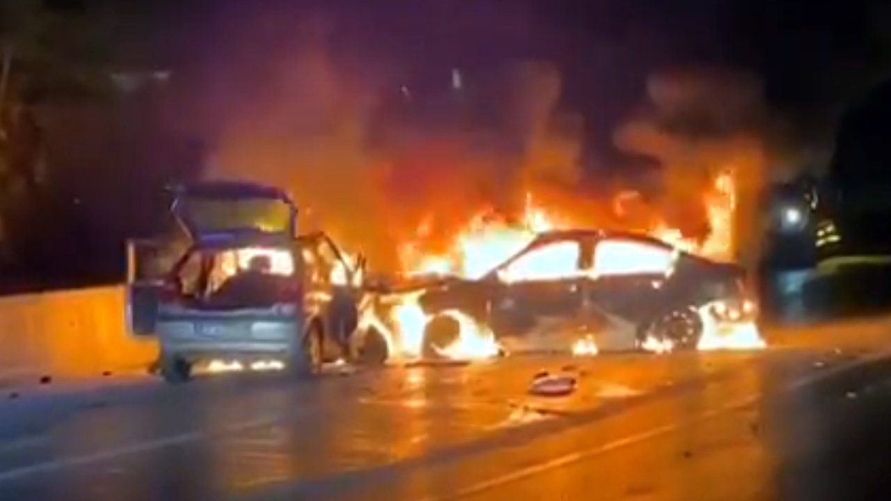 Çarpışan Otomobiller Yandı; 1 Ölü, 3 Yaralı