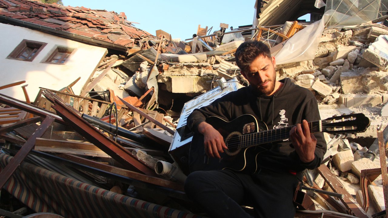 Deprem Öncesi Müzik Yaptığı Sokakta, Bu Kez Enkaz Önünde 'hatıran Yeter' Şarkısını Söyledi