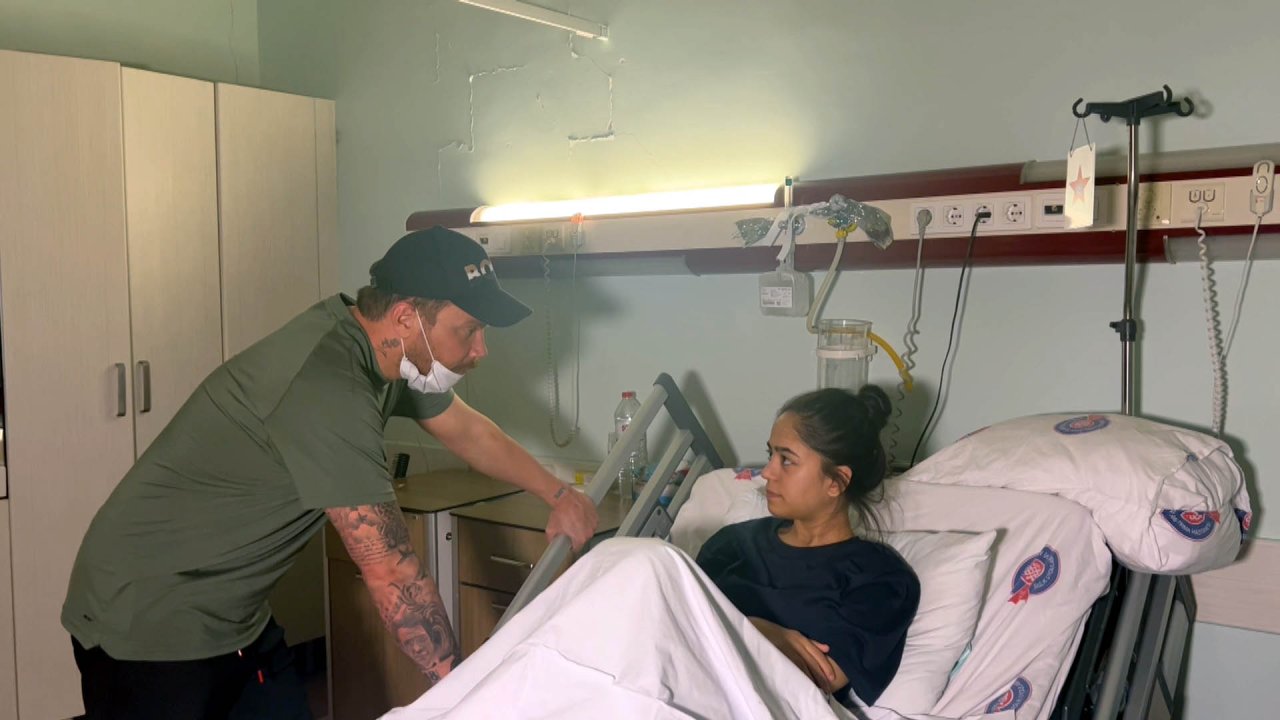 Sinan Akçıl, Depremin 5'inci Günü Enkazdan Çıkarılan Ayşe'yi Ziyaret Etti