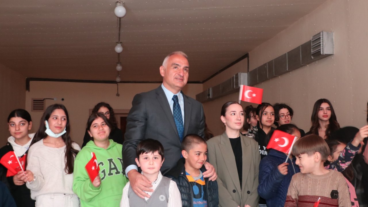 Bakan Ersoy, '23 Nisan' Sergilerini Ziyaret Etti